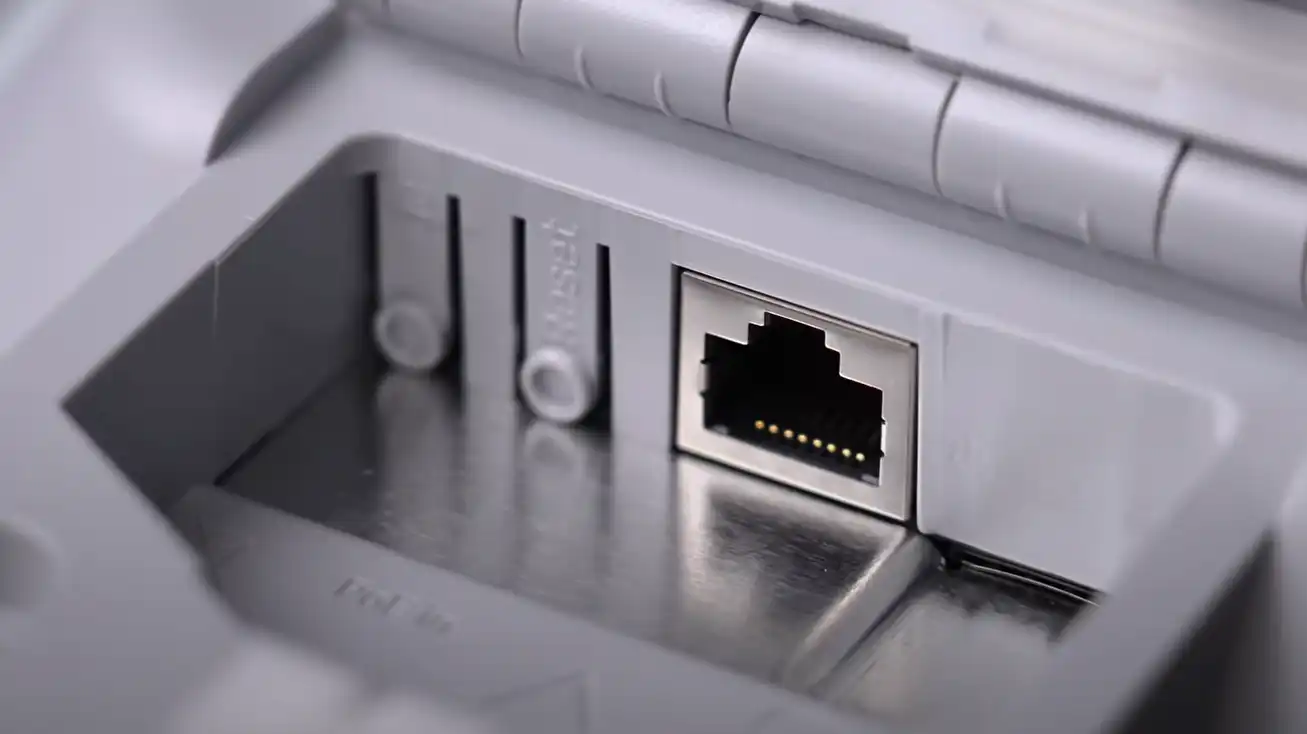 Detail van MikroTik ATL 5G R16 met antennes en aansluitingen